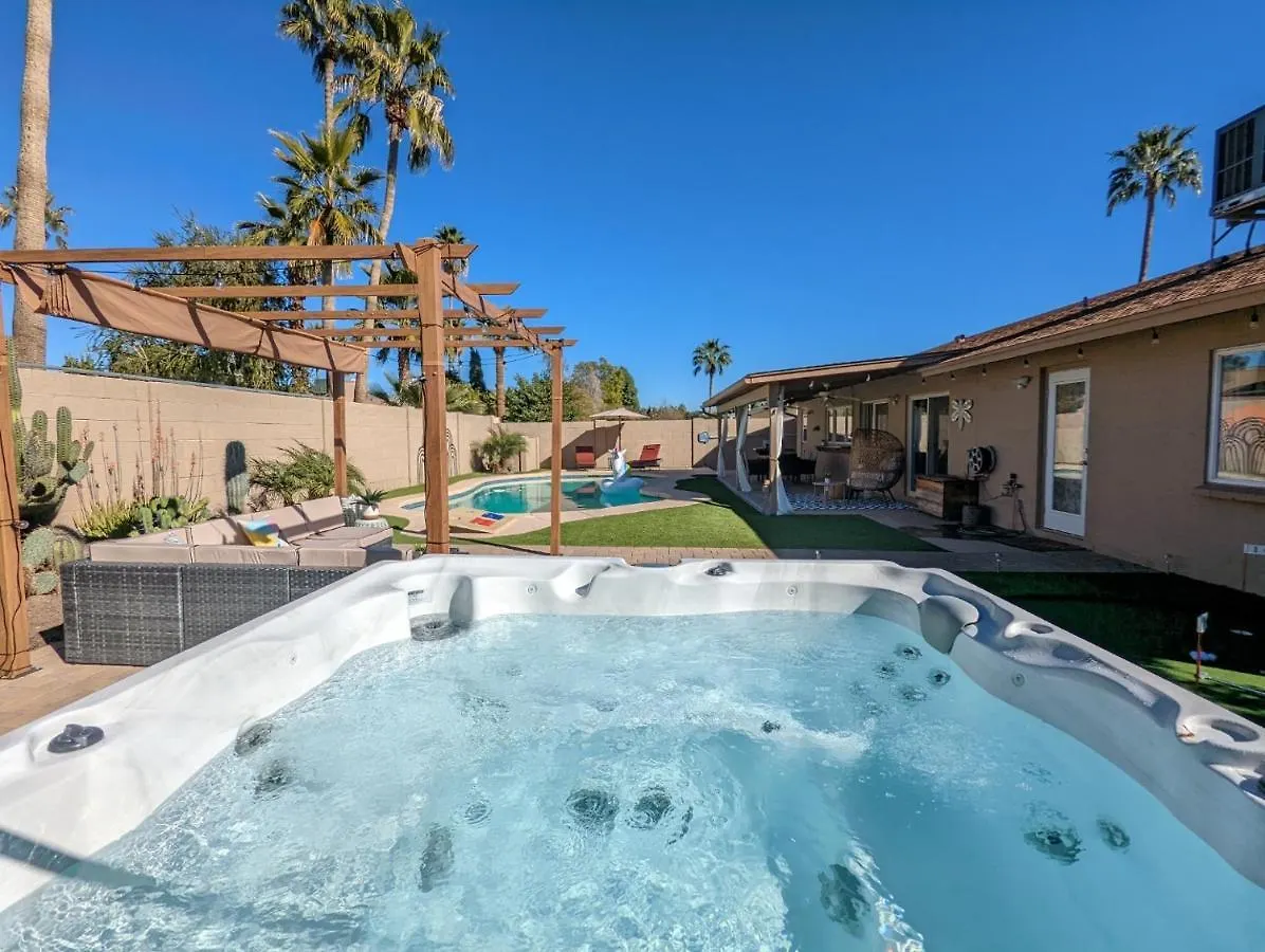 *NEW*Designer Oasis 4BDRM W/Pool/Jacuzzi/PoolTable/Mini Botanical Garden Villa Scottsdale